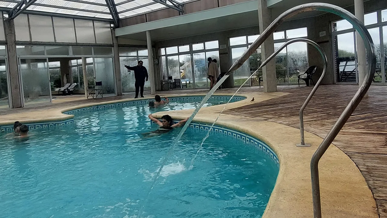 Piscina termal cubierta con chorros de agua